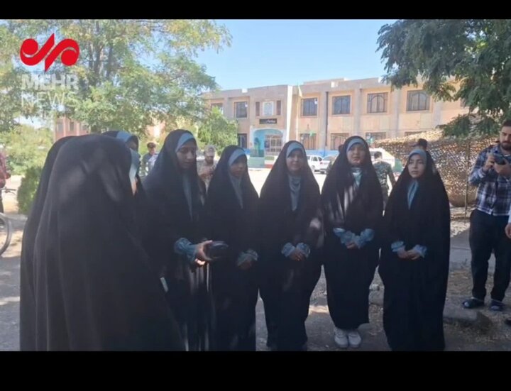 اجرای سرود «انتخاب» کاری از دانش آموزان مدرسه شهید نصرت زاد سنندج