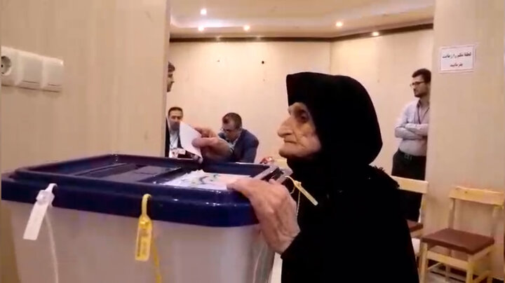 حضور مادر ۹۰ ساله شفتی پای صندوق رای
