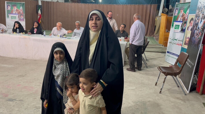 مادر جوان فومنی با مهر از اهمیت انتخابات می گوید