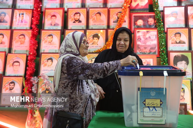 حضور پدربزرگ‌ها و مادربزرگ‌های استان سمنان در انتخابات