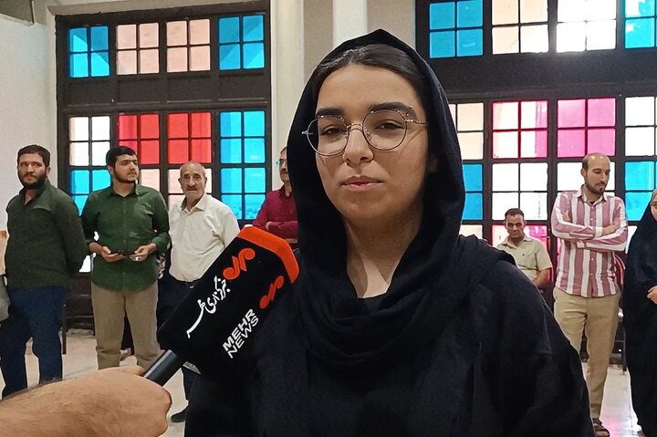 دختران رای اولی در جوار گلستان شهدای اصفهان