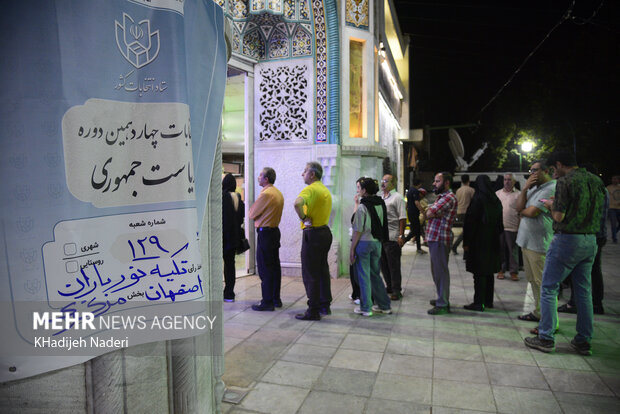 صف شبانه مردم اصفهان در مسجد نورباران برای رای دادن