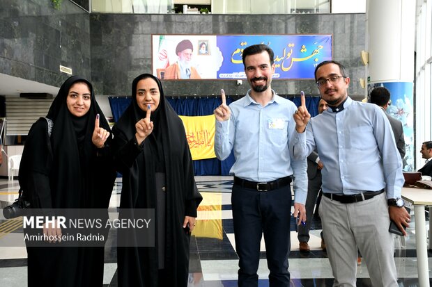 Bircend'deki sandıklarda uzun kuyruklar oluştu Bircend'deki sandıklarda uzun kuyruklar oluştu