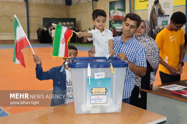 حضور حماسی مردم زاهدان در پای صندوق رای