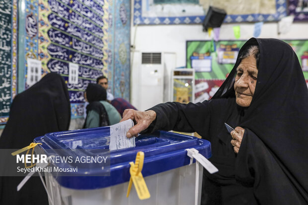 ازدحام جمعیت در شعب اخذ رأی در زنجان