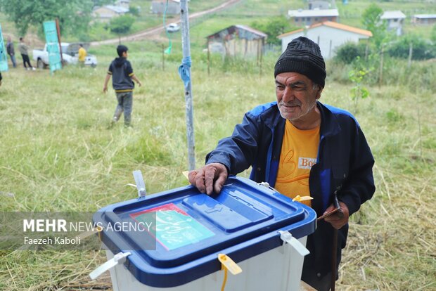 صندوق سیار رای گیری در روستای کوه پایه جهان نما
