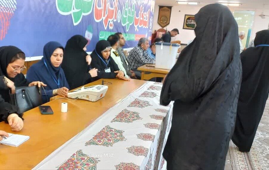 حضور مازندرانی ها به همراه خانواده در پای صندوق های رای