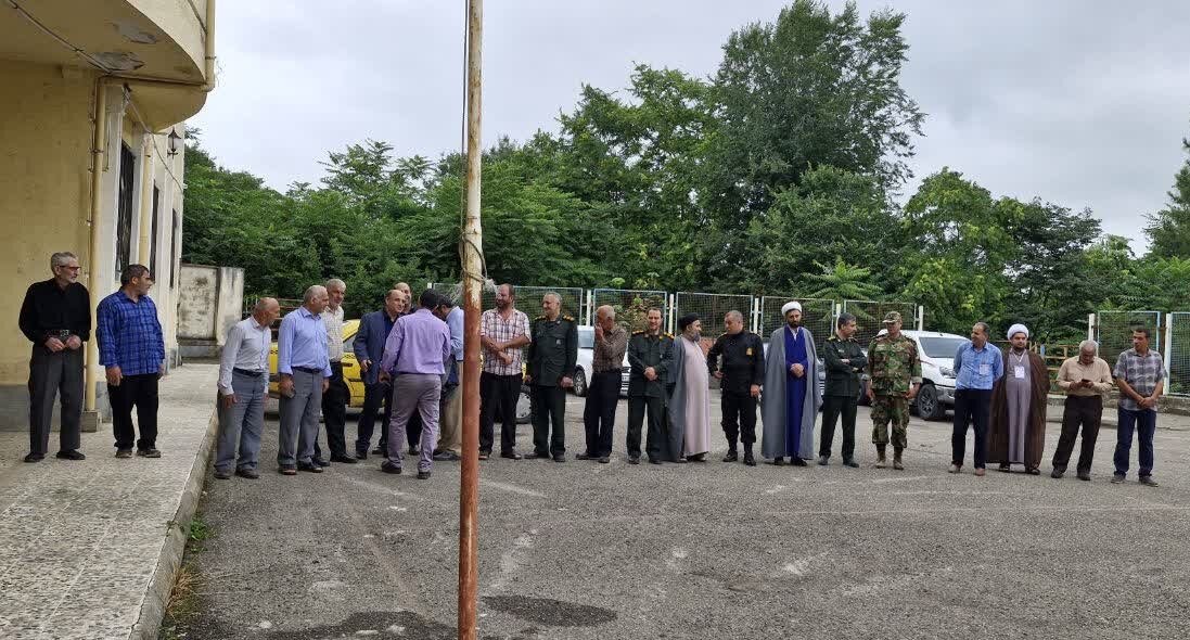 صف مردم روستای آهندان لاهیجان برای شرکت در انتخابات