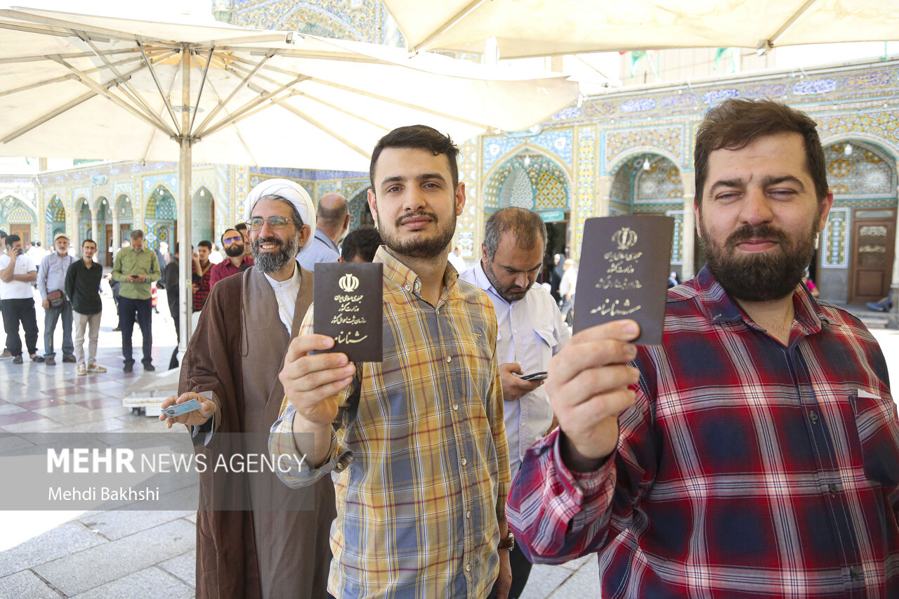 روایتی از حضور قمی ها در جشن سیاسی ایران/ حضور پررنگ رای اولی ها