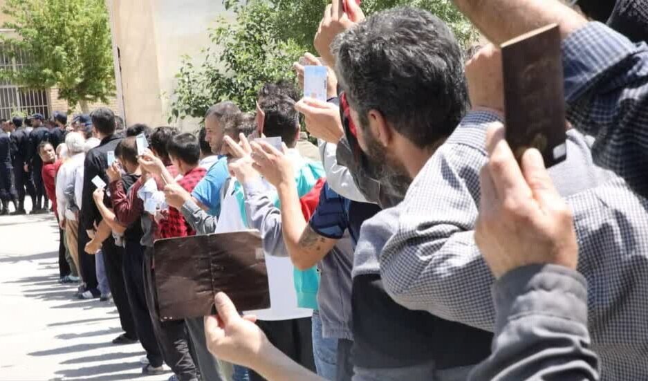 دادستان همدان در کنار زندانیان رای خود را به صندوق انداخت