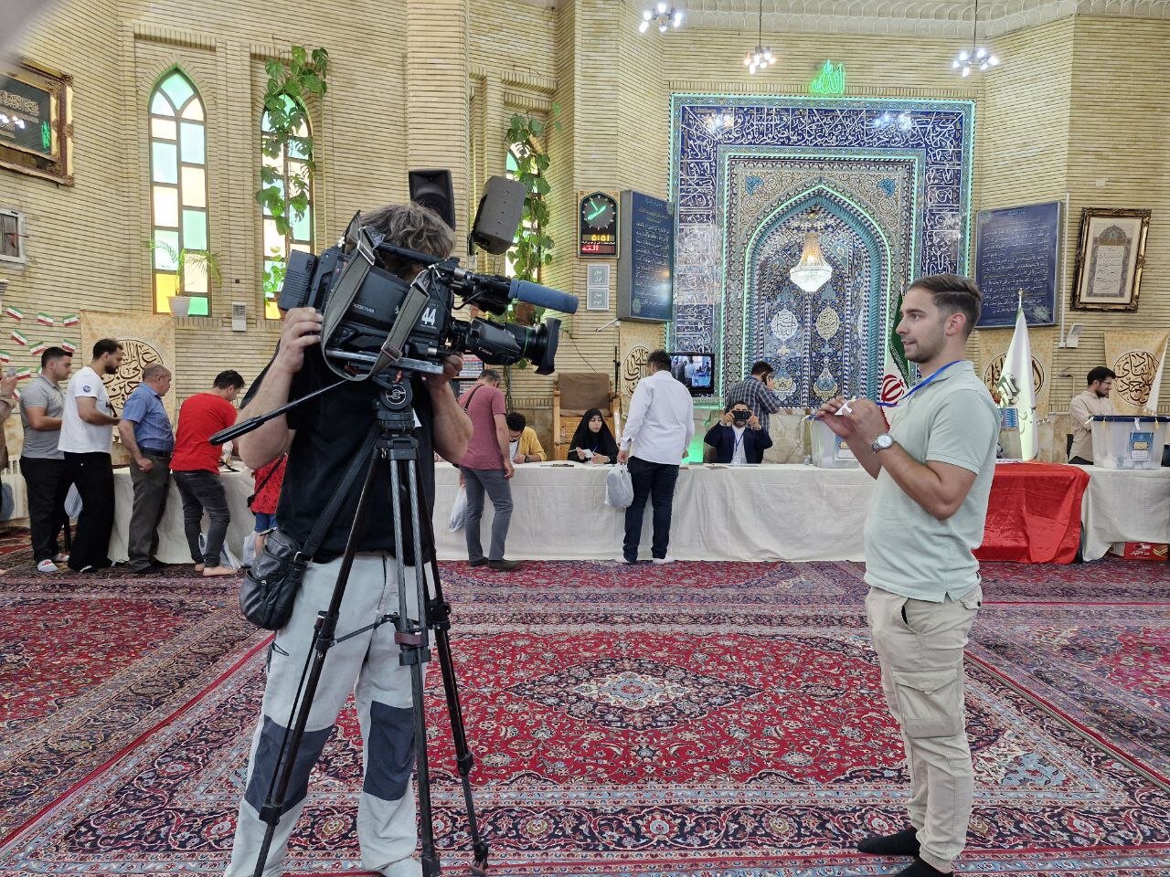 حضورخبرنگاران شبکه تلویزیونی اسپانیا در مسجد ابوذر تهران