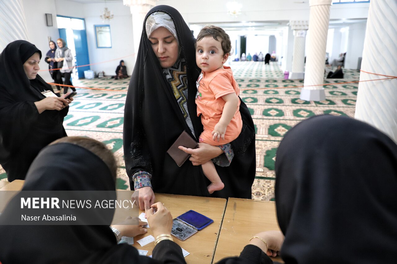 کردها در صف حماسه حضور/همه پای صندوقهای رأی آمدند