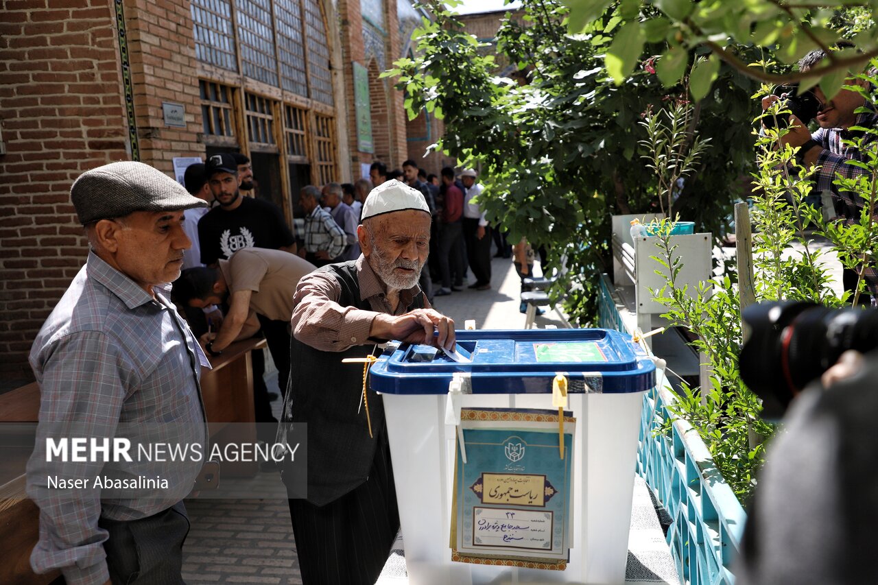 کردها در صف حماسه حضور/همه پای صندوقهای رأی آمدند