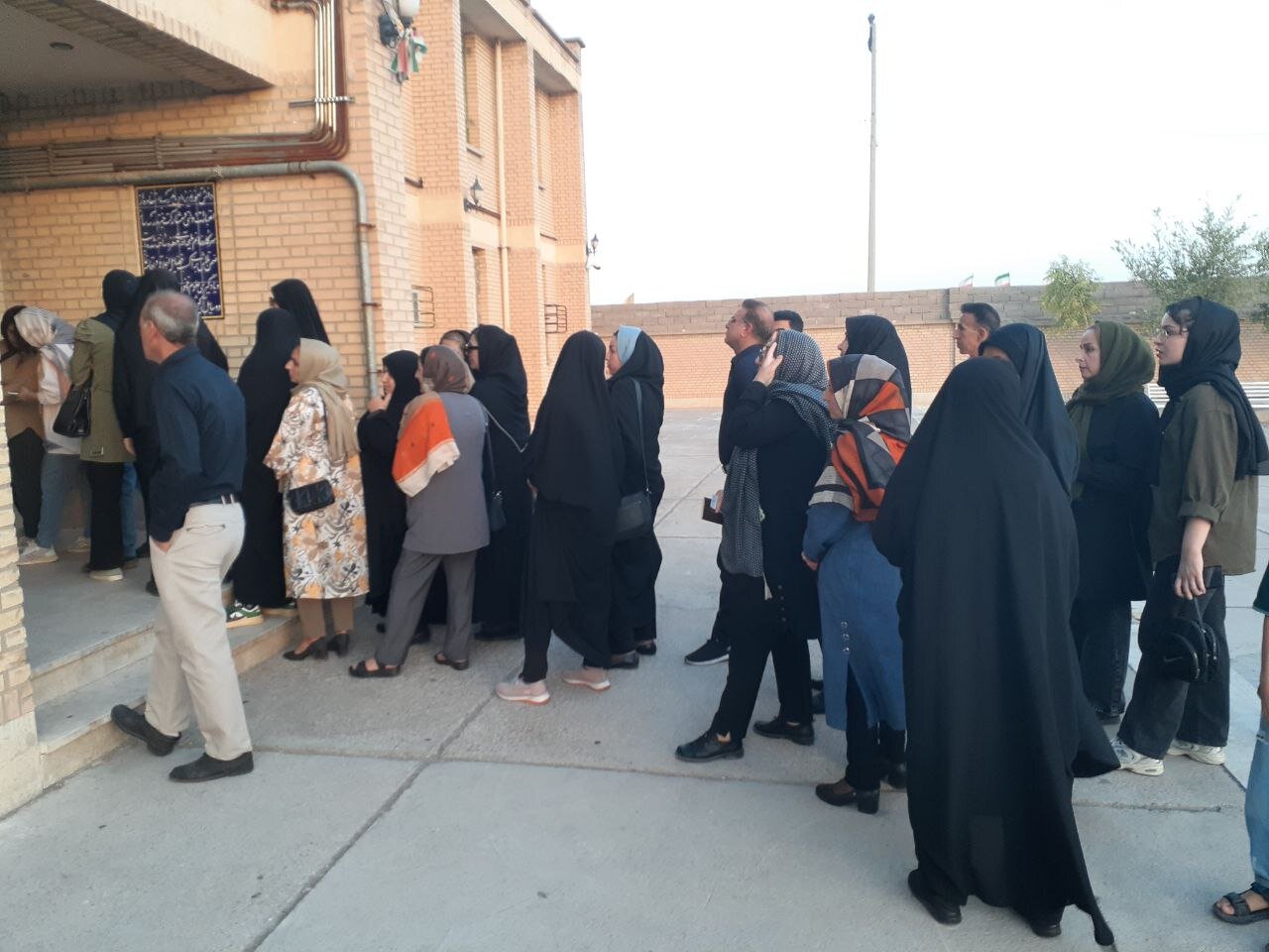 ازدحام جمعیت در شعب اخذ رای شهرستان دهلران