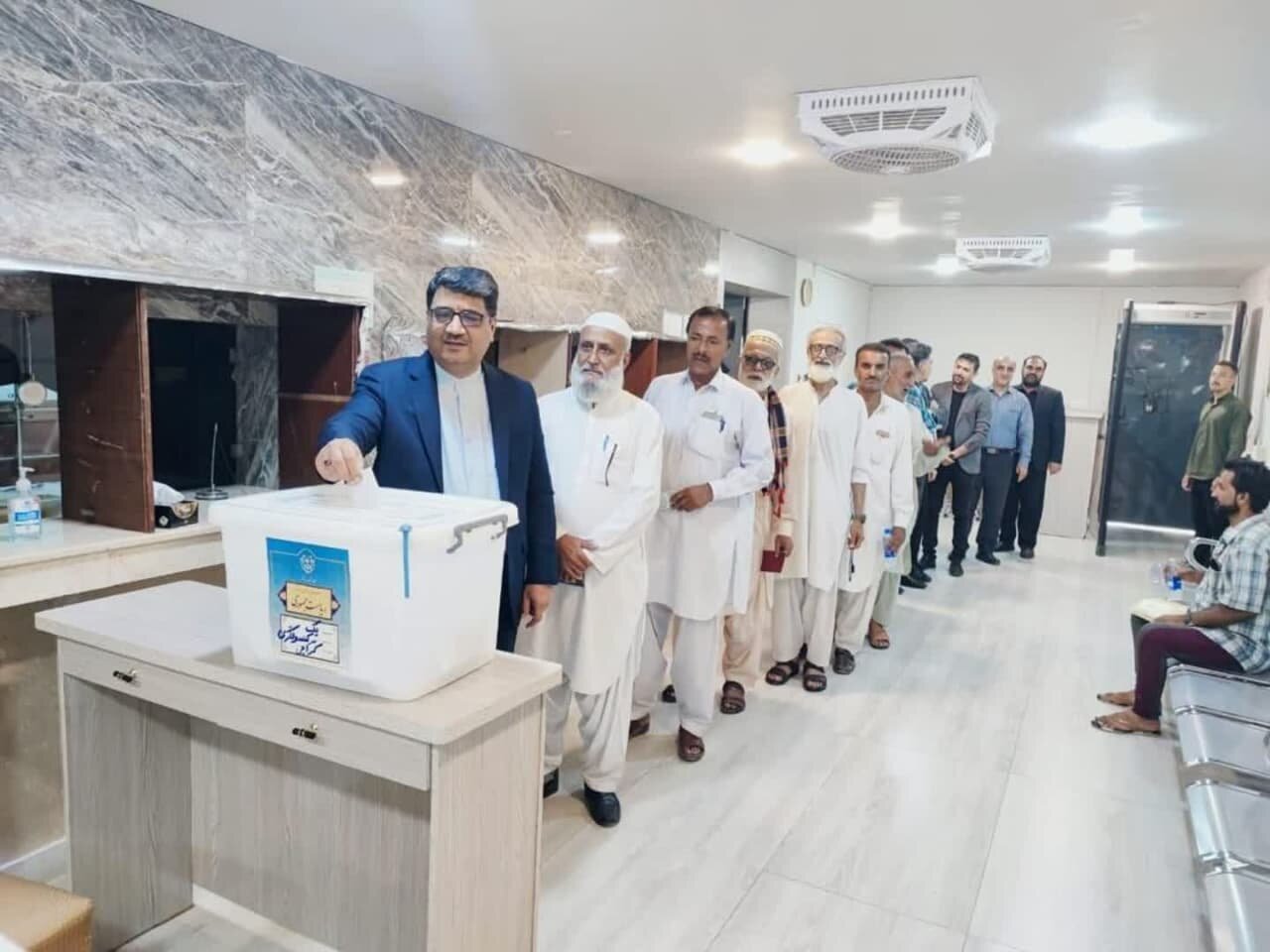 کراچی، بھاری ٹرن آؤٹ اسلامی جمہوری ایران کے بدخواہوں کے منہ پر طمانچہ ہے، ایرانی قونصل جنرل