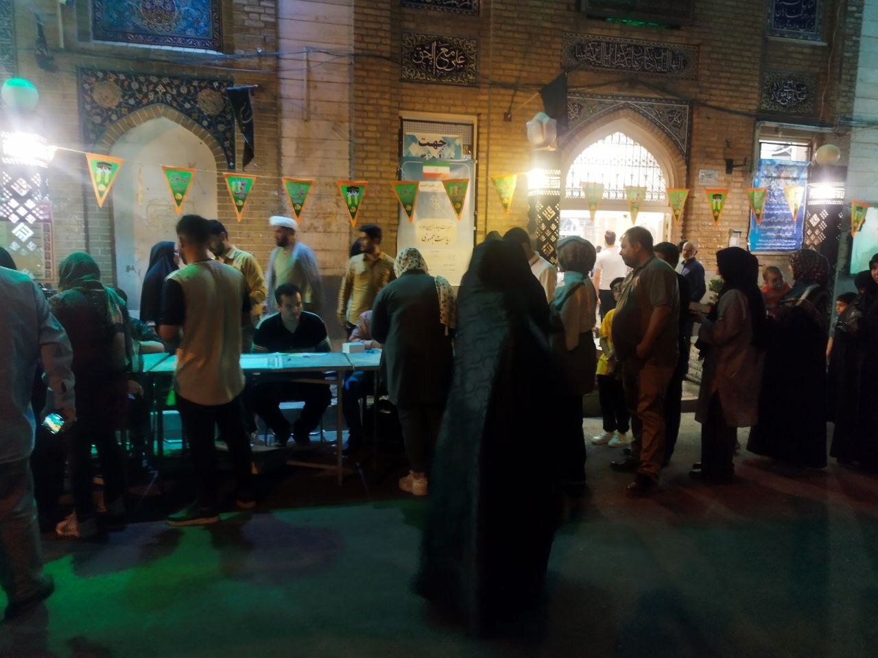 استقرار شعبه سیار اخذ رای خارج از مسجد لرزاده