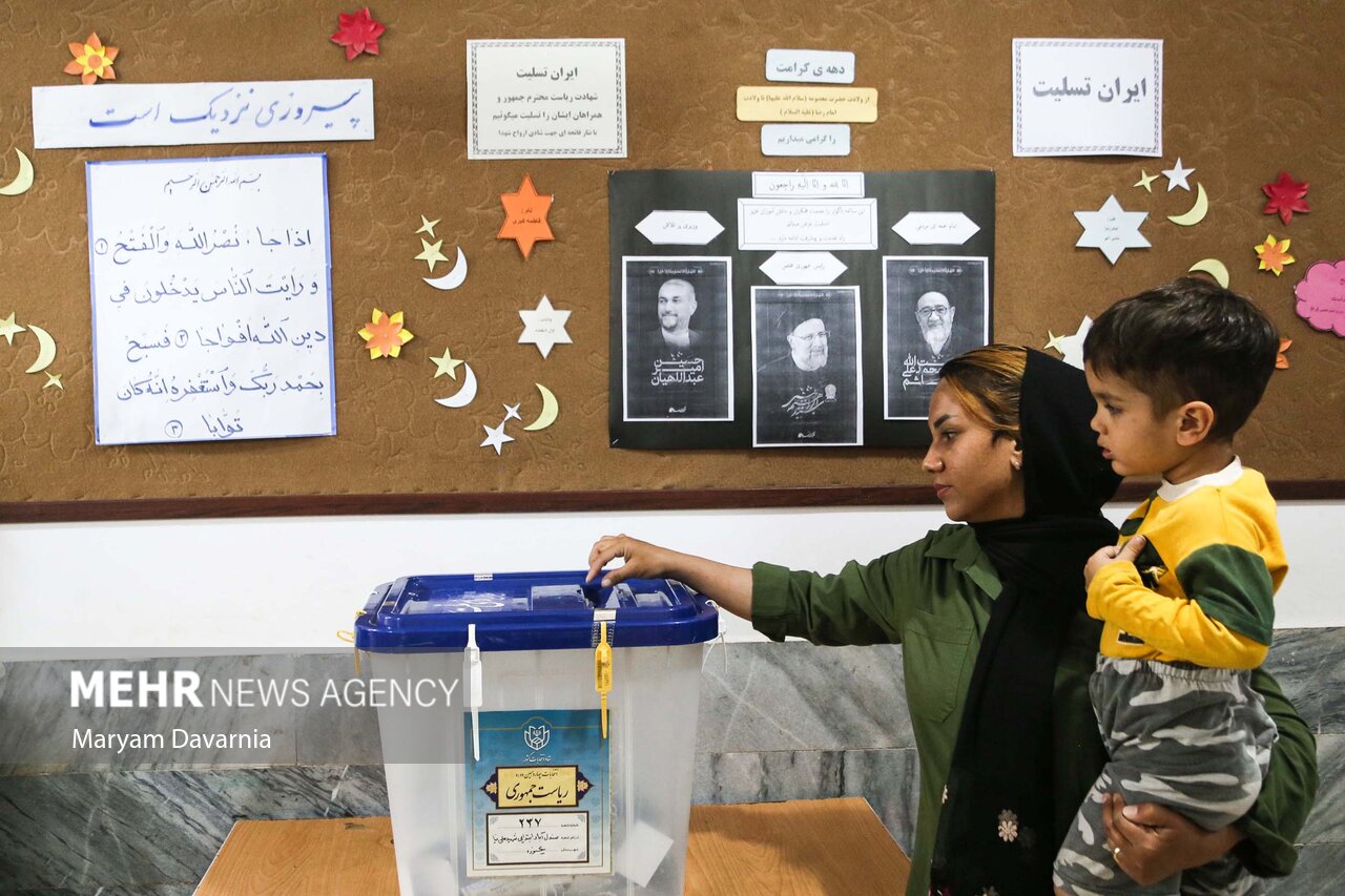 جمعه تاریخی مردم خراسان شمالی/ پرشورتر از قبل پای صندوق رای