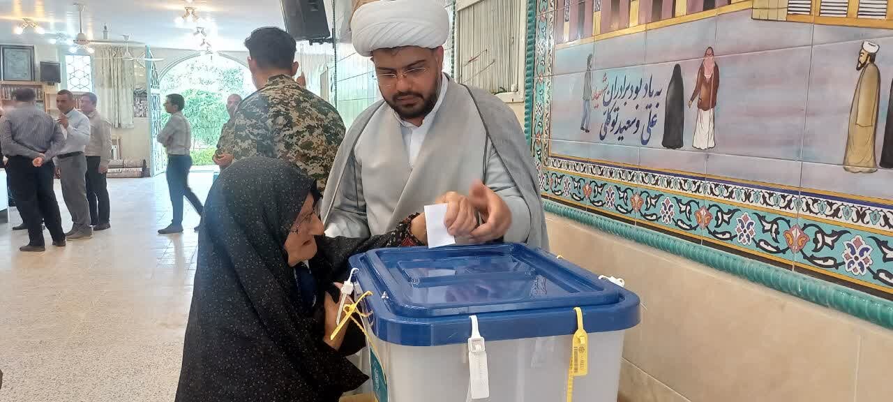 حضور حماسی مردم اردستان در انتخابات/ مشارکت پرشور سالمندان