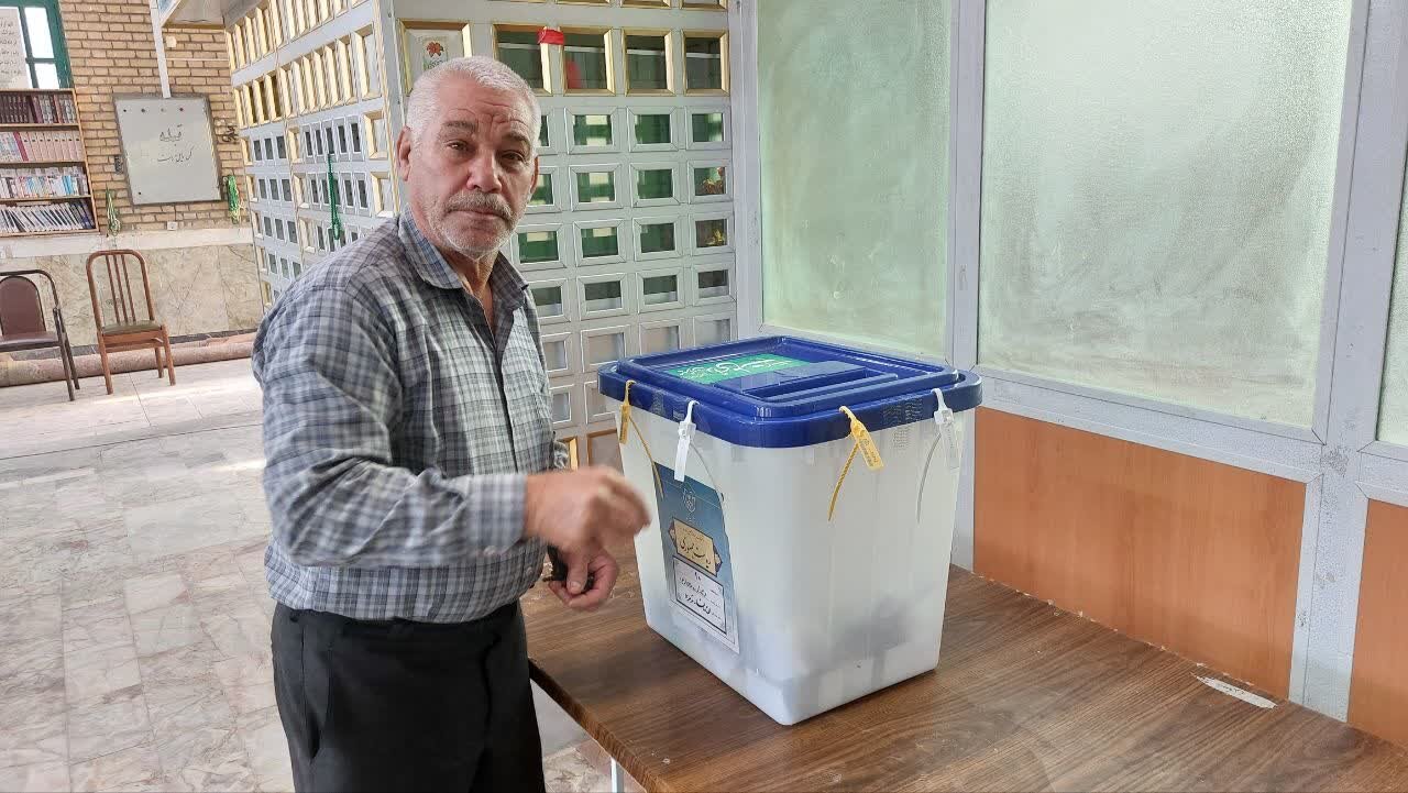 حضور حماسی مردم اردستان در انتخابات/ مشارکت پرشور سالمندان