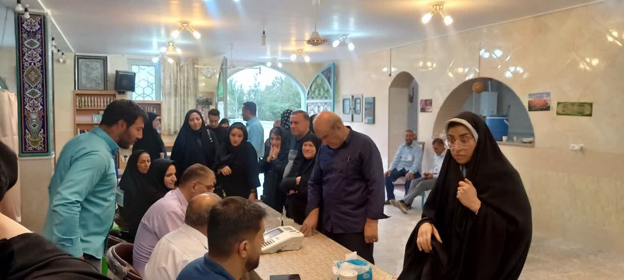 حضور حماسی مردم اردستان در انتخابات/ مشارکت پرشور سالمندان