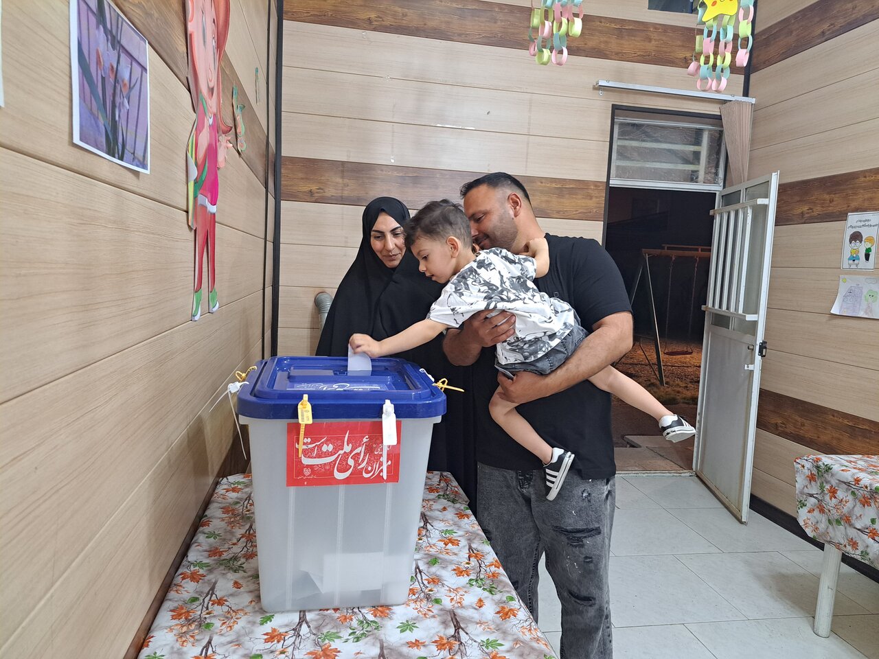 حضور حماسی مردم اردستان در انتخابات/ مشارکت پرشور سالمندان