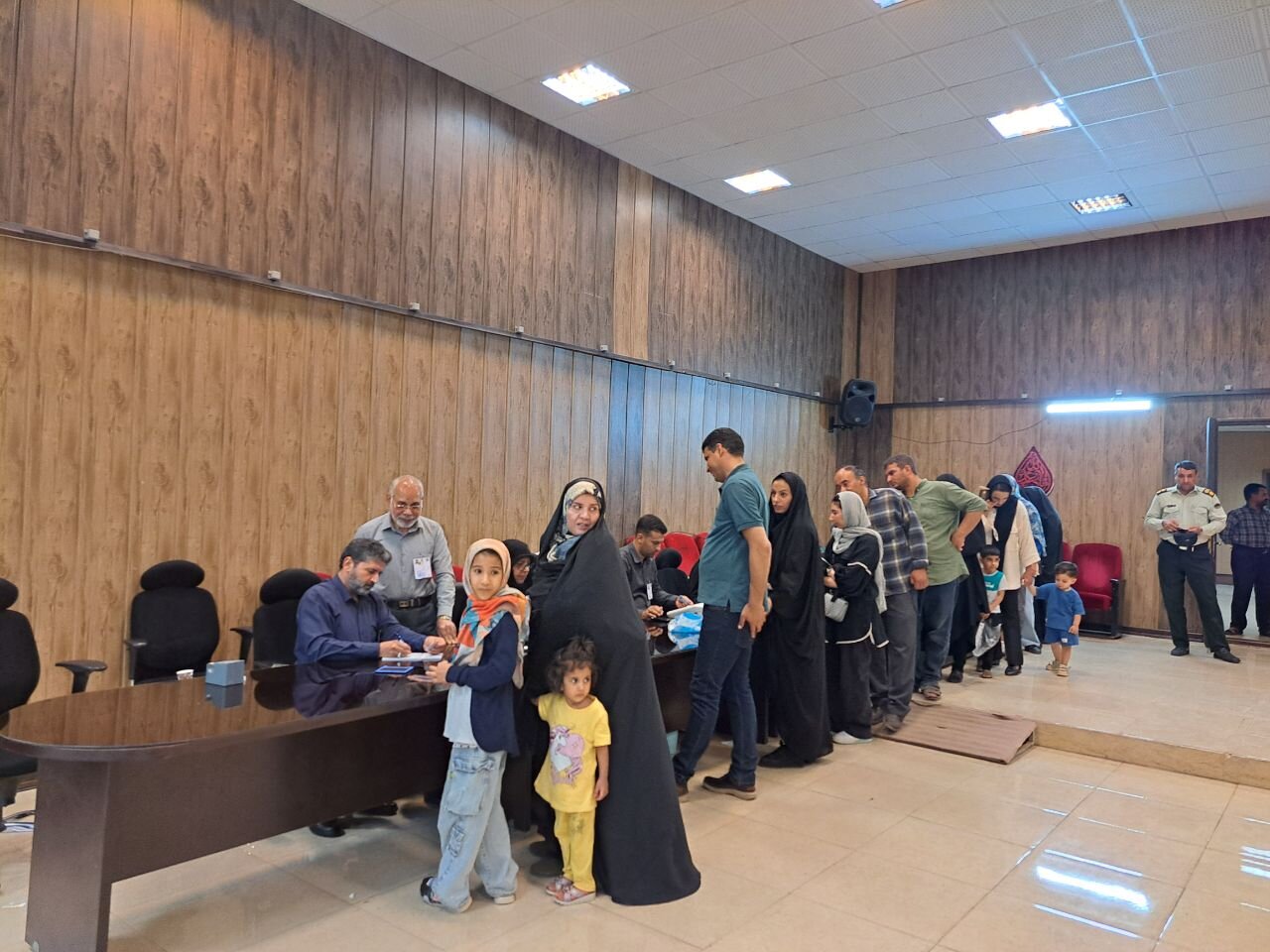 حضور حماسی مردم اردستان در انتخابات/ مشارکت پرشور سالمندان