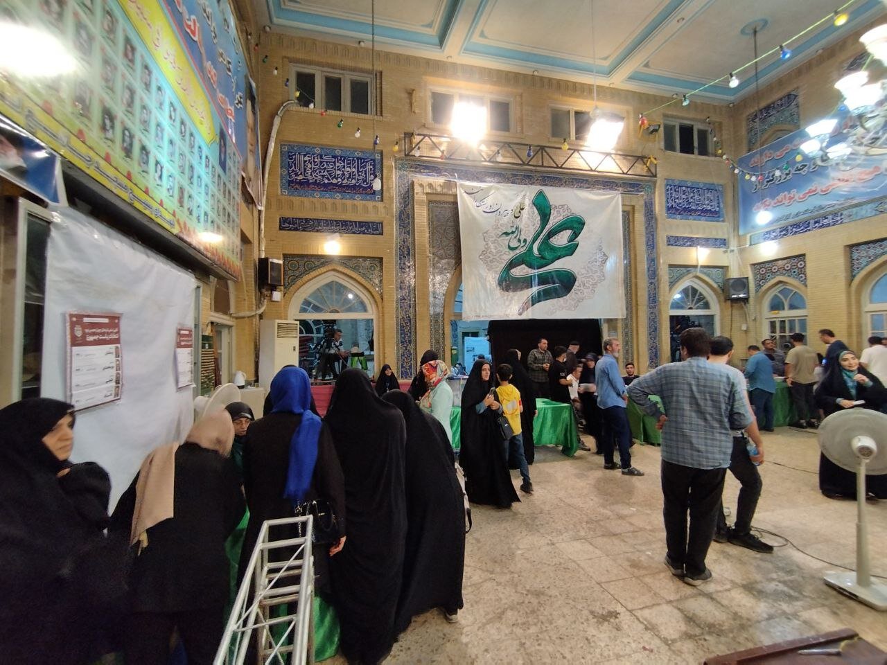 مسجد لرزاده همچنان شاهد جمعیت بالای رای دهندگان است.