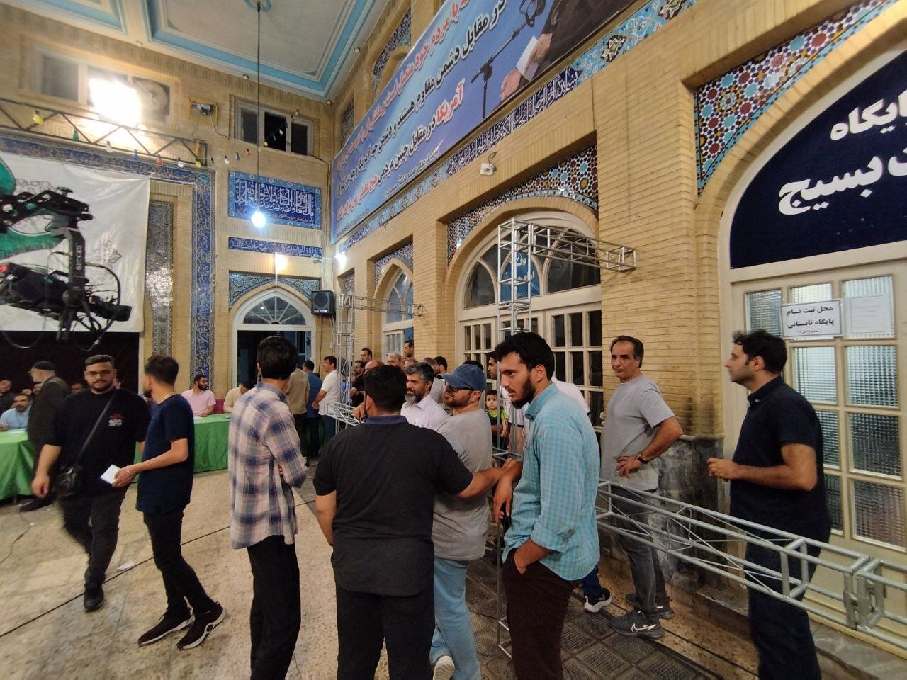 مسجد لرزاده همچنان شاهد جمعیت بالای رای دهندگان است.