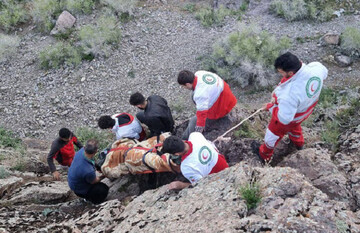 امدادرسانی به فرد گرفتار در ارتفاعات روستای زواریان قم