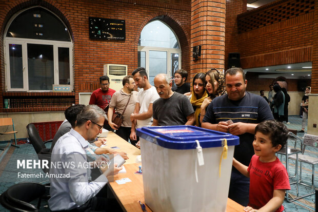 آخرین ساعات انتخابات ریاست جمهوری در مسجد لولاگر