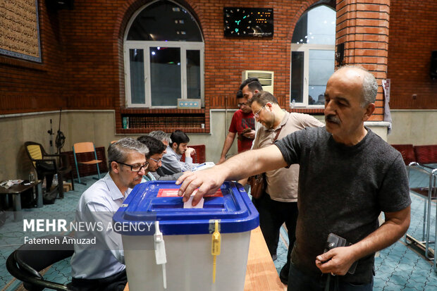 آخرین ساعات انتخابات ریاست جمهوری در مسجد لولاگر