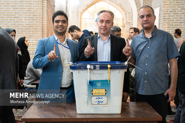 İran'da 2. tur cumhurbaşkanlığı seçimi kampanyaları başladı