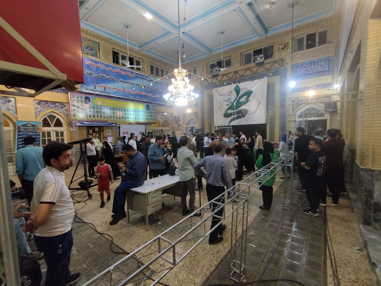با پایان زمان رای گیری، درهای مسجد لرزاده بسته شد