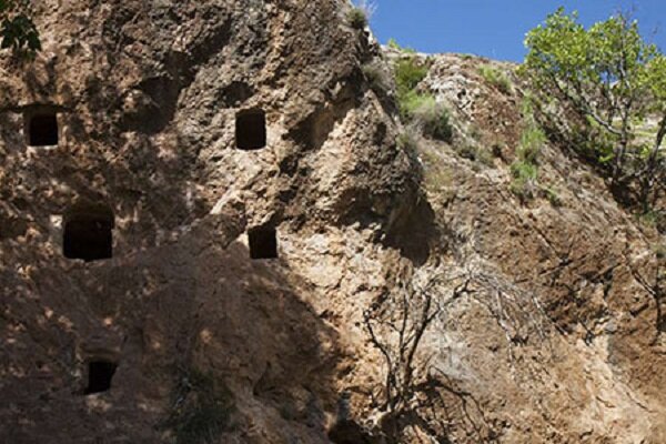 بردگوریها مقابر صخرهای کوچگران بختیاری بودند