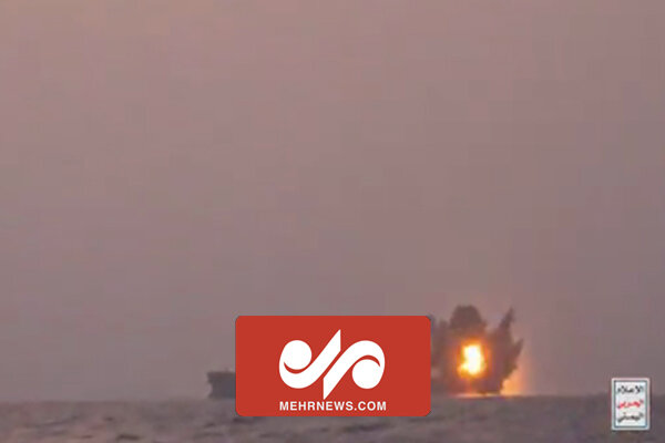 Yemen ordusu İsrail bağlantılı geminin vurulduğu anı paylaştı!