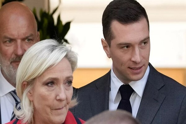 Far right groups lead in first round of French elections