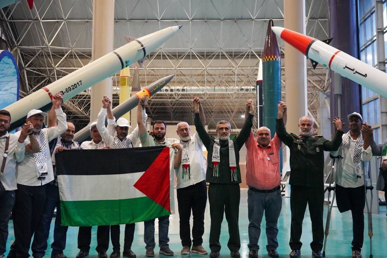 Families of Aqsa Storm martyrs meet with senior IRGC cmdr.