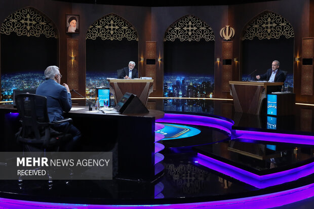 Jalili, Pezeshkian debate over sanctions, inflation, housing