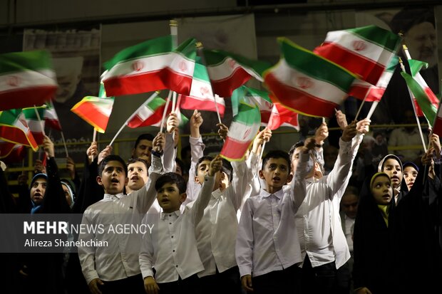 اجرای گروه سرود ضحی لاهیجان در جمع هواداران جلیلی