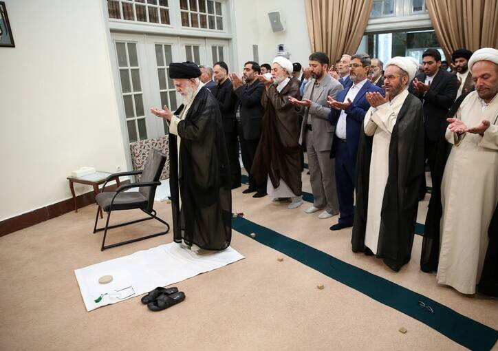 Leader receives Shahid Motahhari High School staff