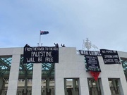 آسٹریلیا کی پارلیمنٹ کی چھت پر مظاہرین نے فلسطینی بینرز لہرا دیے