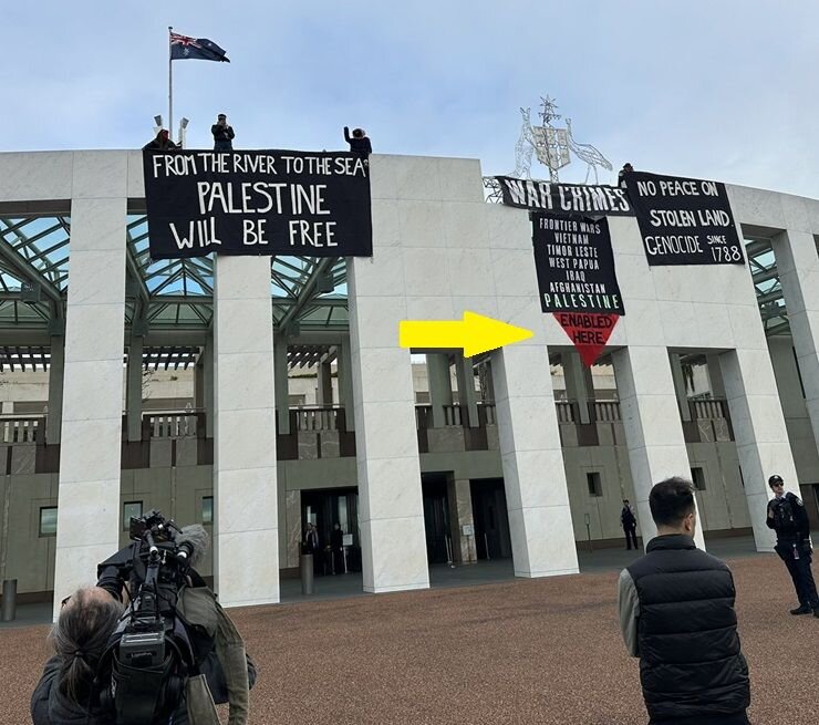 نصب بنرهای حمایت از فلسطین بر روی ساختمان پارلمان استرالیا