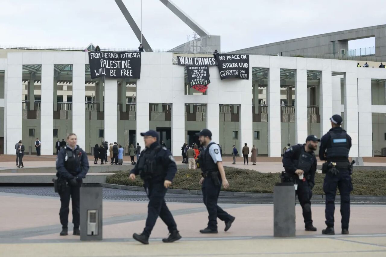 نصب بنرهای حمایت از فلسطین بر روی ساختمان پارلمان استرالیا