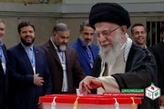 بالصور...قائد الثورة يدلي بصوته في الجولة الثانية للانتخابات الرئاسية الإيرانية