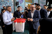 حسینیہ ارشاد تہران میں صدارتی انتخابات کے لئے ووٹنگ کا عمل جاری