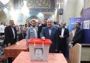 رئيس البرلمان الايراني يدلي بصوت في الجولة الثانية من الانتخابات الرئاسية