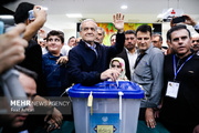 مسعود بزشكيان يدلي بصوته في الانتخابات الرئاسية