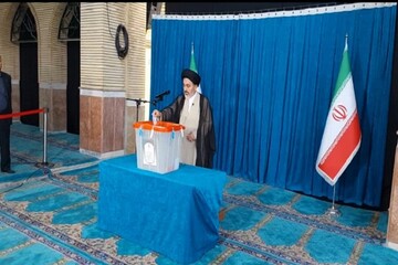 امام جمعه ارومیه رای خود را به صندوق انداخت