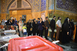 حضور اصفهانی‌ها در میدان نقش جهان در آخرین ساعات رای‌گیری