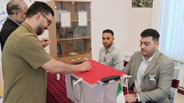 Belarus'taki İranlı vatandaşlar oylarını kullanıyor Belarus'taki İranlı vatandaşlar oylarını kullanıyor